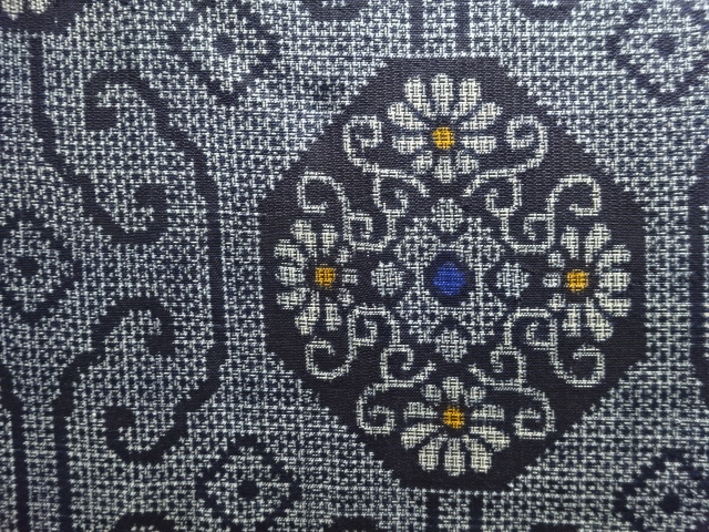 アンティーク　幾何学模様織出し本場正藍泥染大島紬着物（割り込み絣）